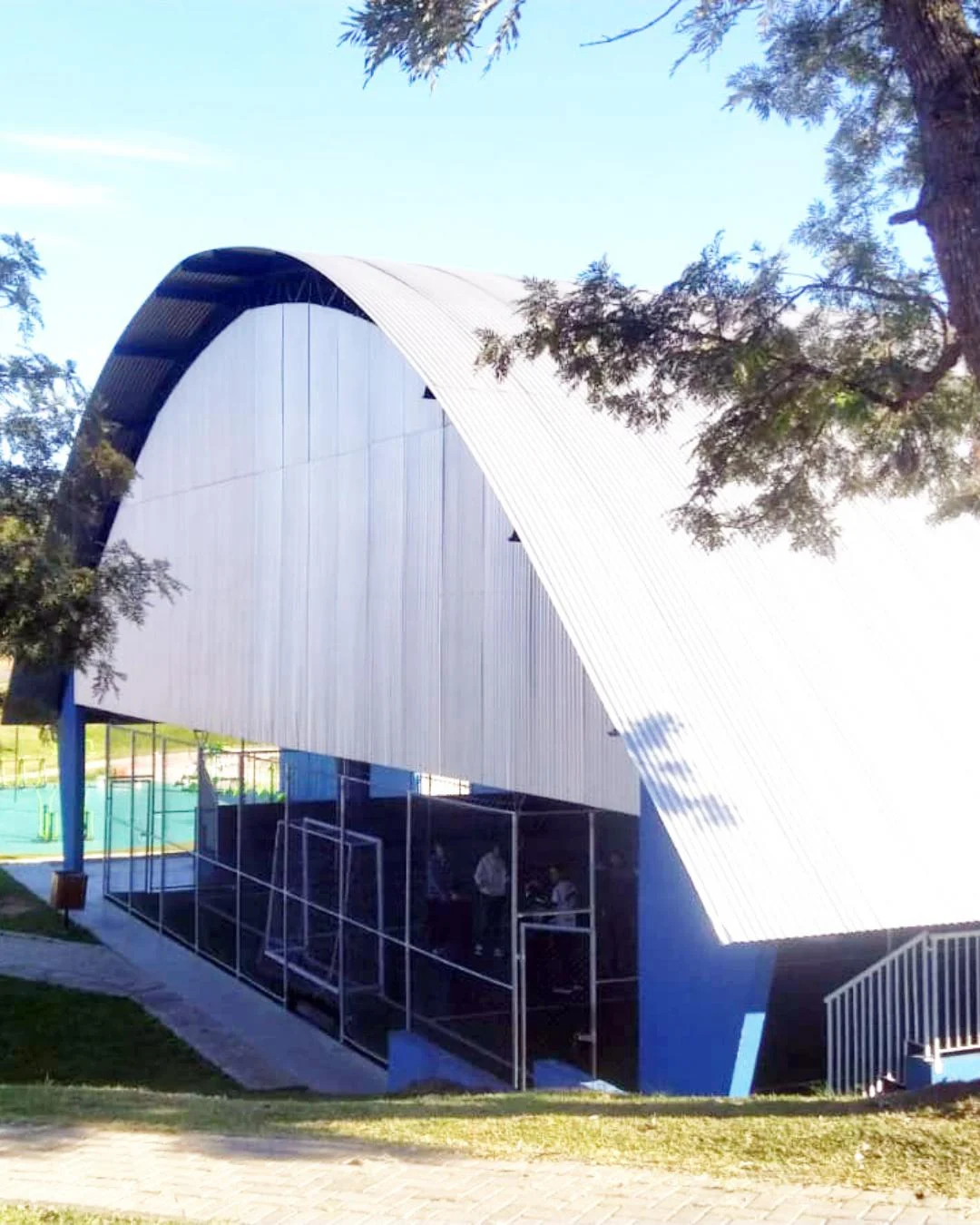 Moradores do Thomaz Coelho pedem revitalização de quadra na praça do bairro