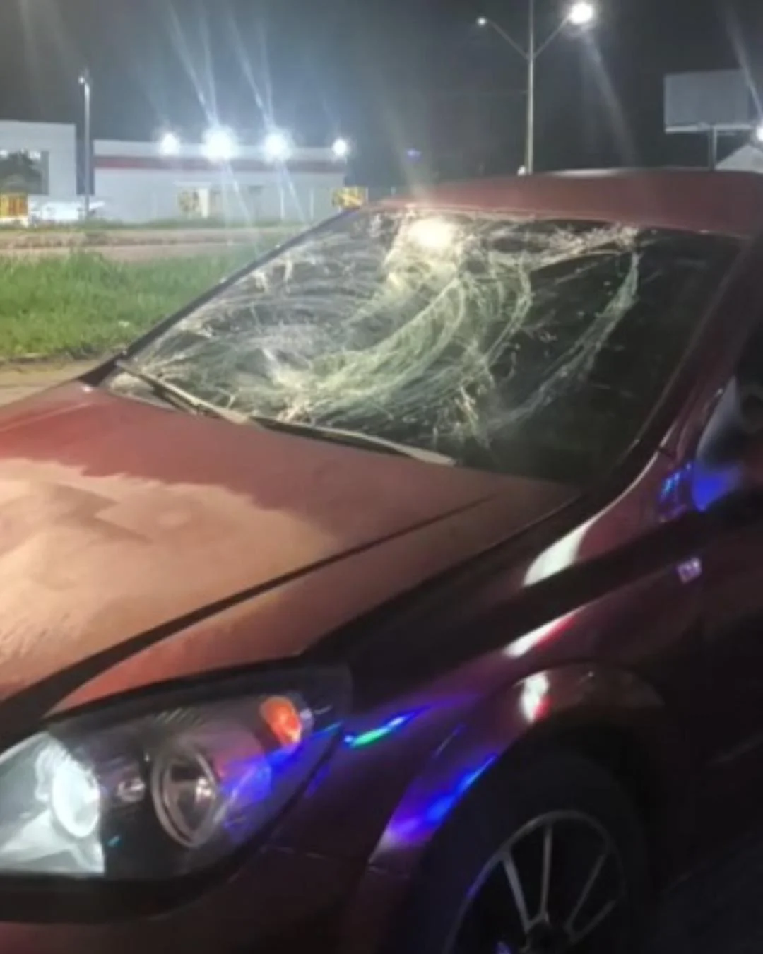 Mulher fica gravemente ferida após ser atropelada na marginal da Rodovia do Xisto