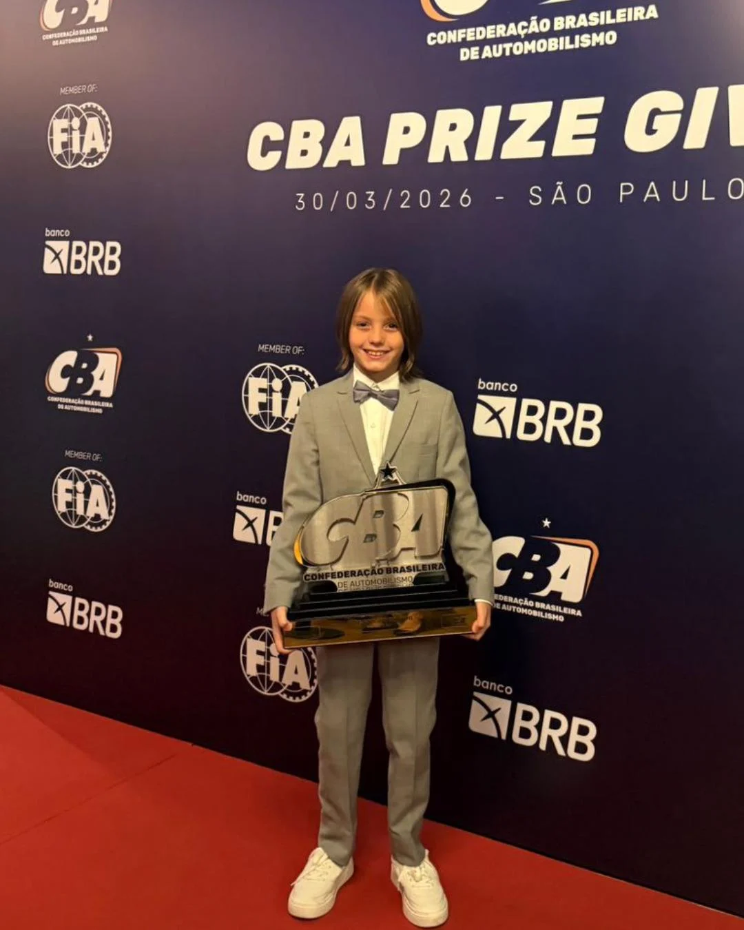 Piloto Igor Ohpis recebe homenagem da Confederação Brasileira de Automobilismo