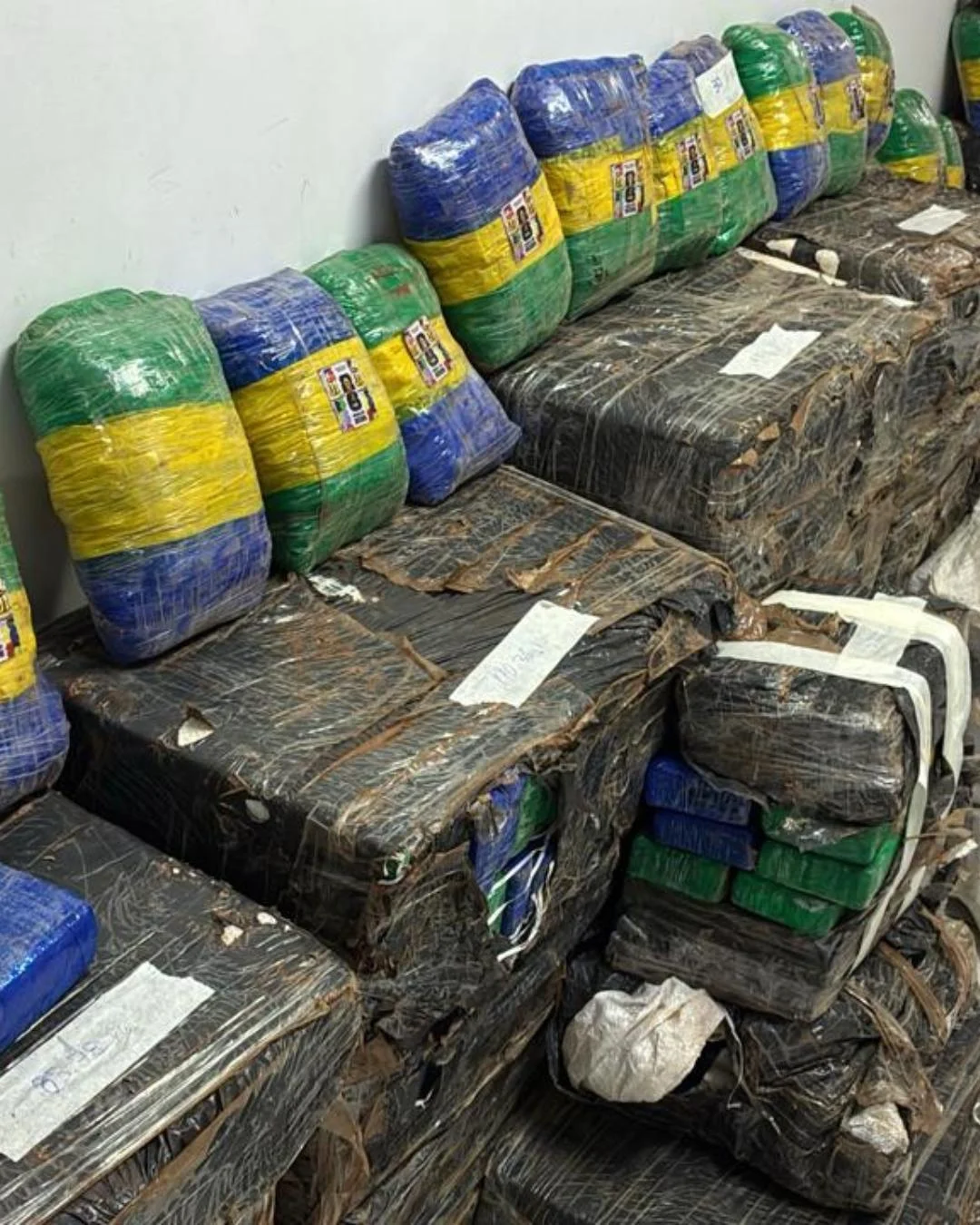 PRF apreende mais de 1 tonelada de maconha durante fiscalização na Unidade Operacional de Araucária