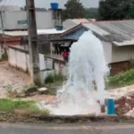 Após 5 horas jorrando água pela rua, equipe da Sanepar conserta vazamento no Jd. Tupy