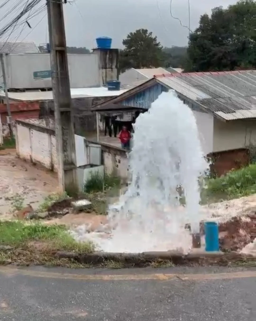 Após 5 horas jorrando água pela rua, equipe da Sanepar conserta vazamento no Jd. Tupy