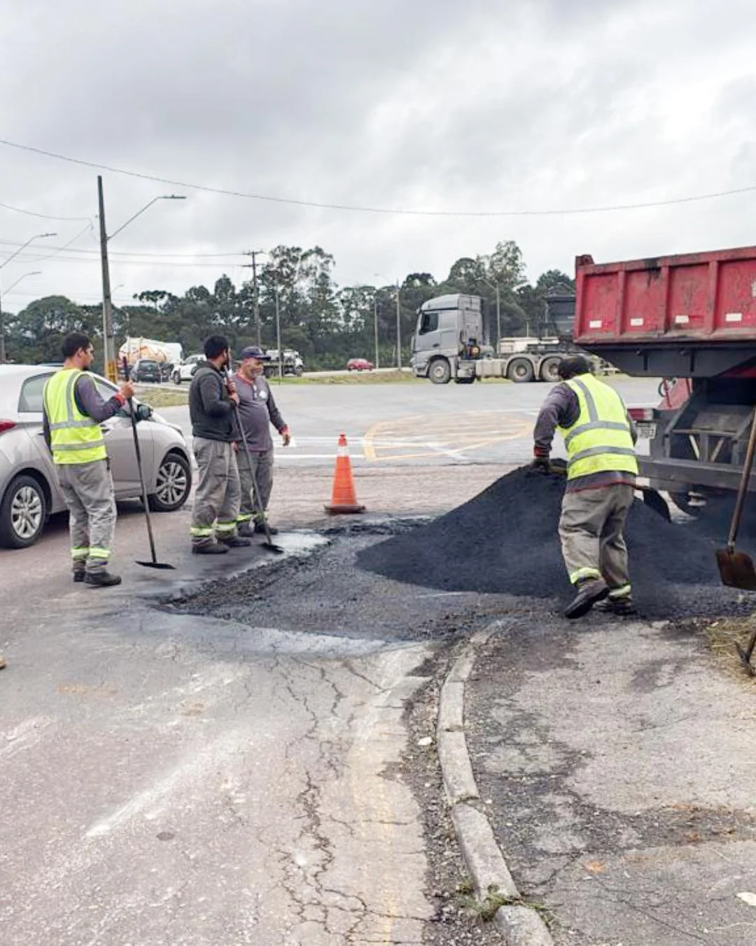 Após chuvas, Prefeitura intensifica serviços de tapa-buracos na cidade
