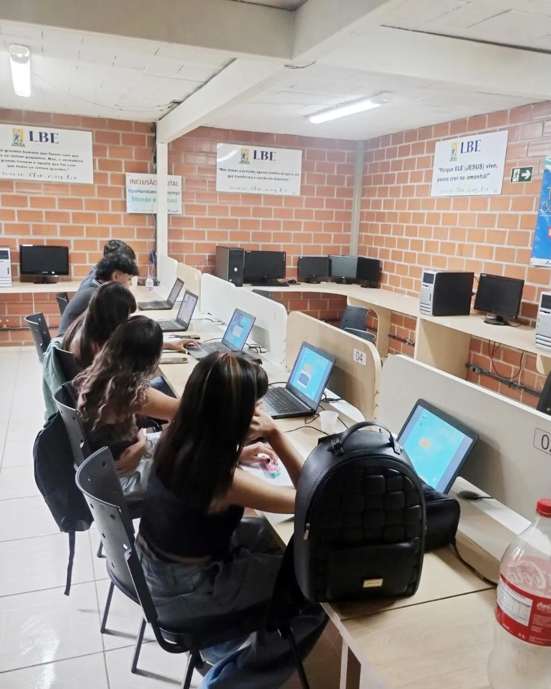 Lar Batista Esperança acolhe crianças e oferece cursos e atividades gratuitas para a comunidade