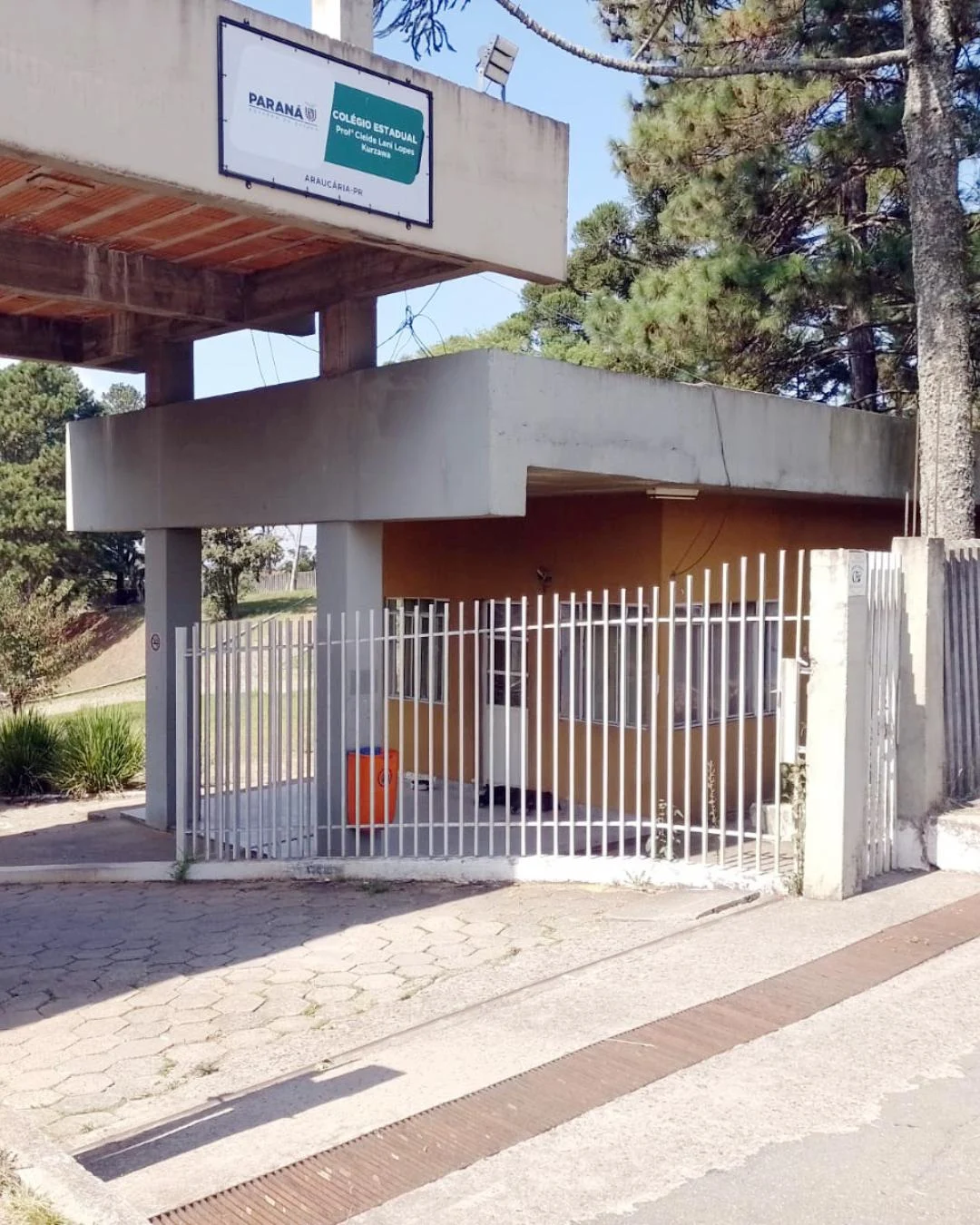 Pais de alunos do Colégio Cleide Leni solicitam funcionário para cuidar da portaria