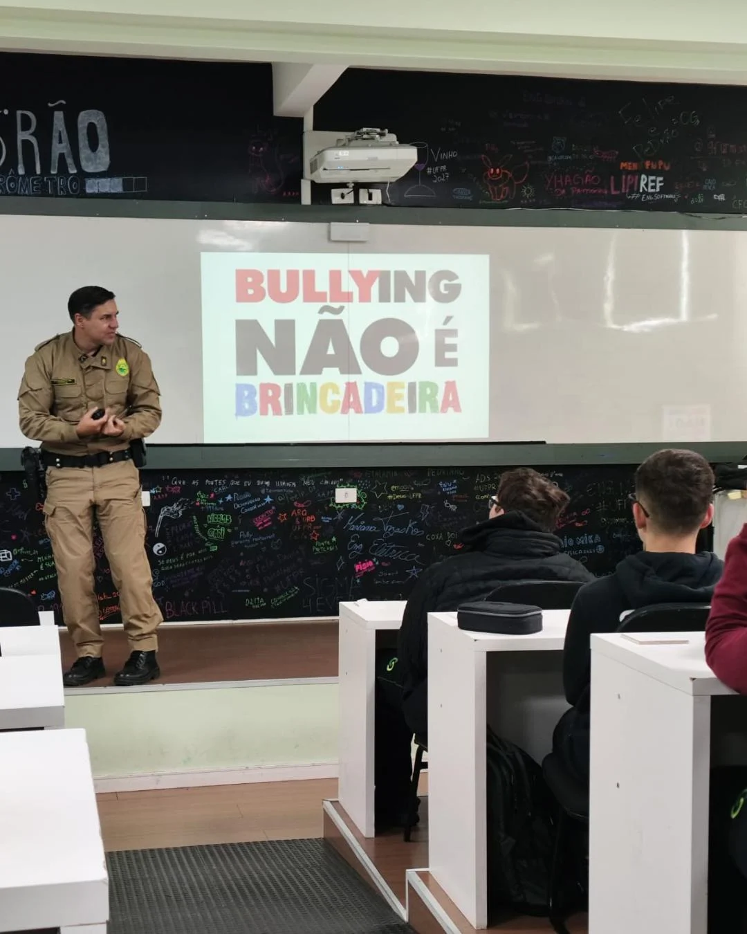 Em parceria com a PM, COC promove palestra sobre cultura da paz no colégio