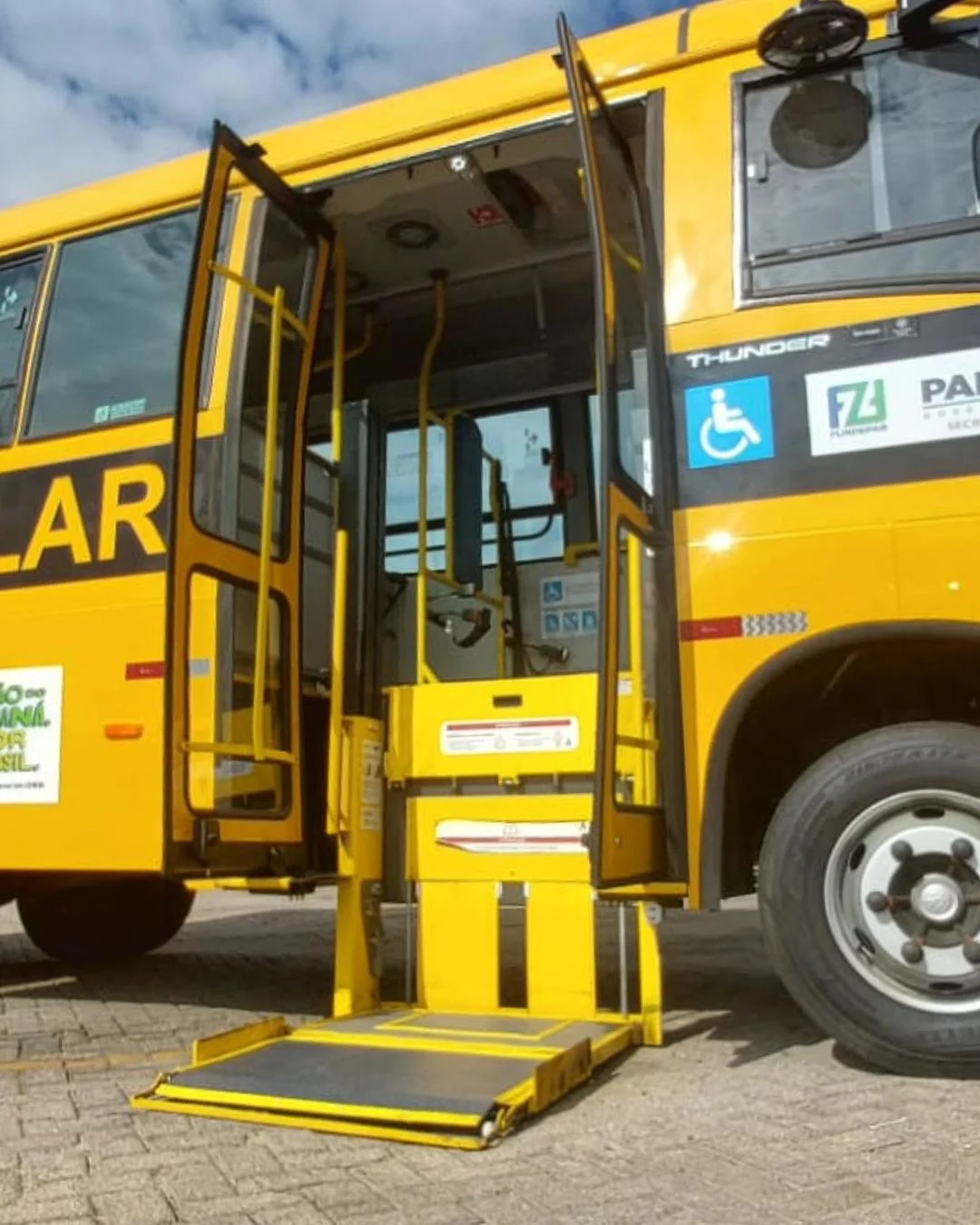 Estudantes com mobilidade reduzida contam com transporte escolar adaptado em Araucária