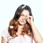 Cuidado ao coçar os olhos! Clínica aponta os riscos que esse hábito pode trazer à saúde ocular