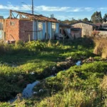 Morador pede manutenção e limpeza em córrego localizado no Jardim Gralha Azul