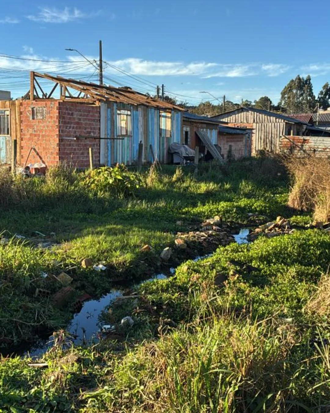 Morador pede manutenção e limpeza em córrego localizado no Jardim Gralha Azul