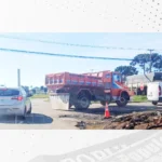 Motoristas reclamam de buraco na João Assef e Via Araucária diz que fará vistoria no local