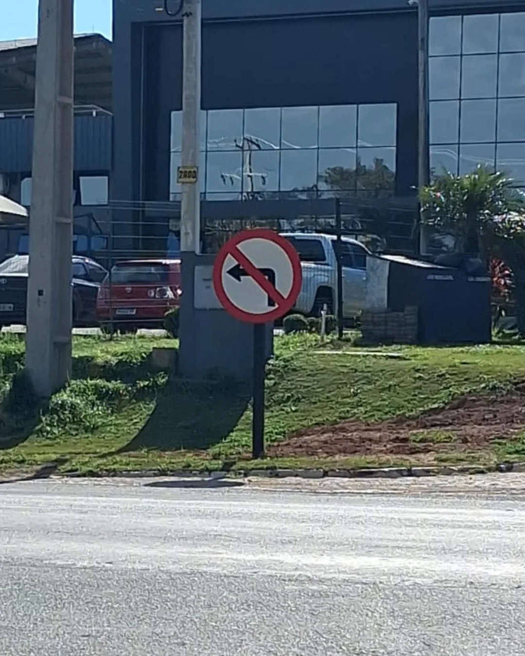 Nova sinalização da Via Araucária que proíbe conversão para acessar a PR-423 irrita motoristas