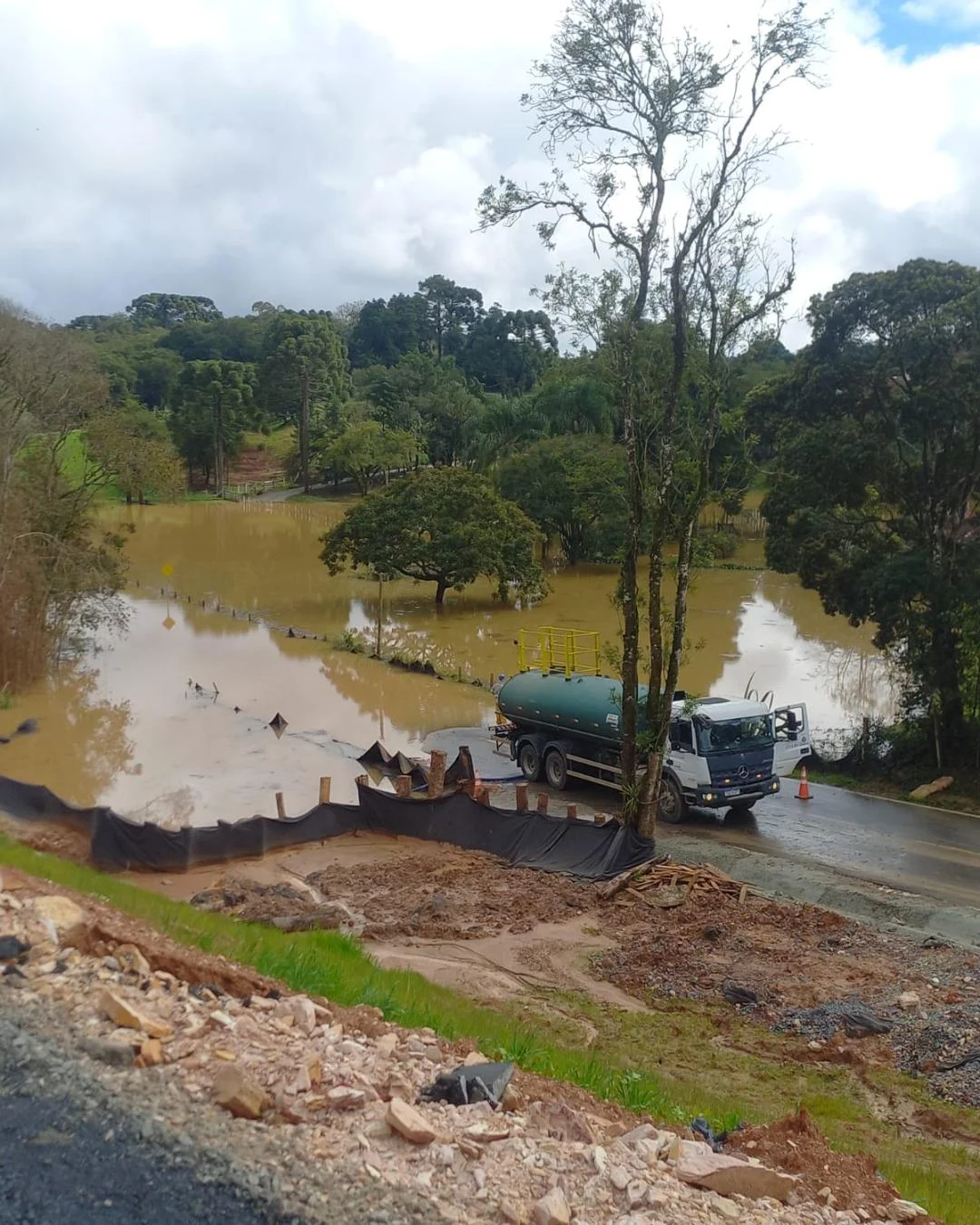 Obras na PR-423: Moradores do Taquarova enfrentam novos alagamentos e Via Araucária promete resolver o problema
