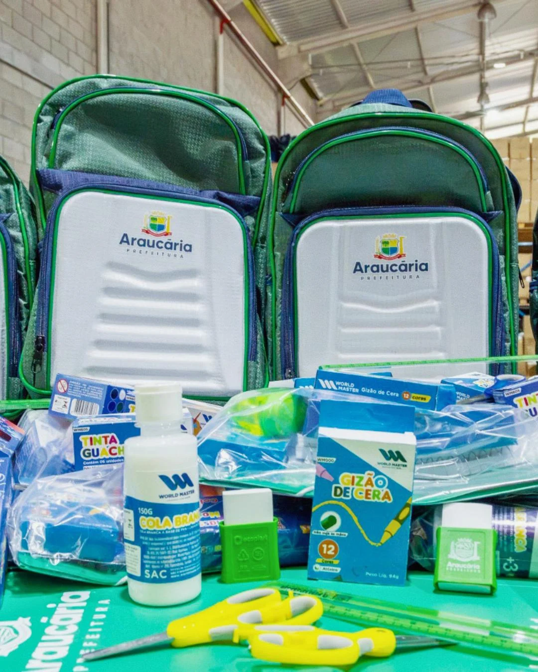 Pela 1ª vez na história, alunos das escolas municipais de Araucária recebem kit de material escolar