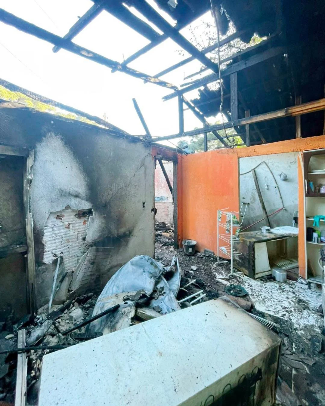 Comunidade organiza ação solidária para ajudar morador que perdeu a casa em incêndio