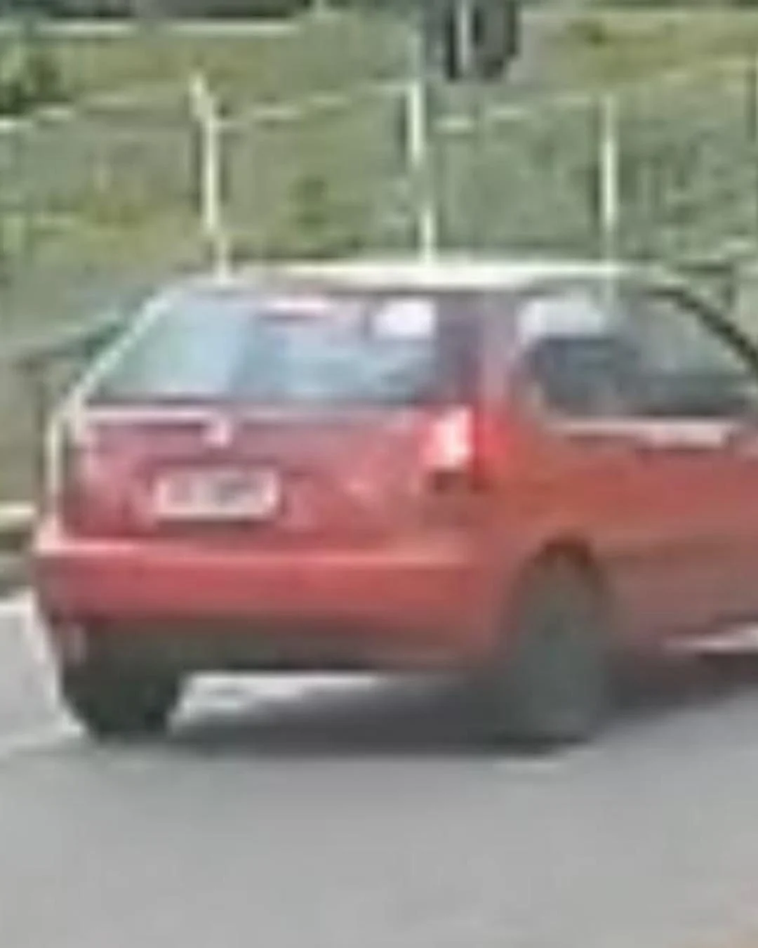 Dupla em carro Palio vermelho assaltam três pessoas no bairro Costeira