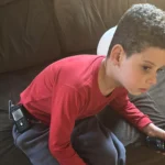 Família faz rifa para custear insumos de bomba de insulina de menino de 7 anos