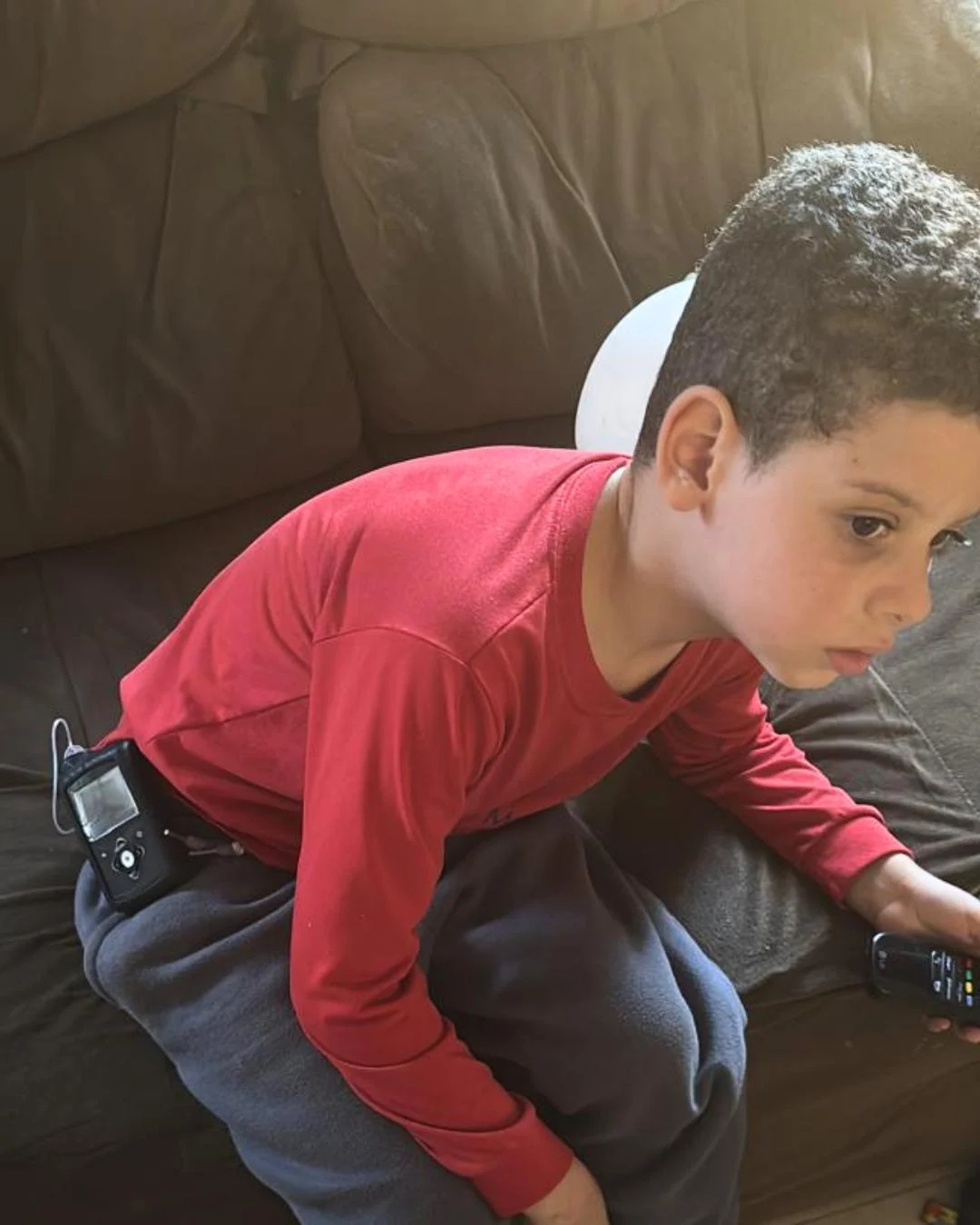 Família faz rifa para custear insumos de bomba de insulina de menino de 7 anos