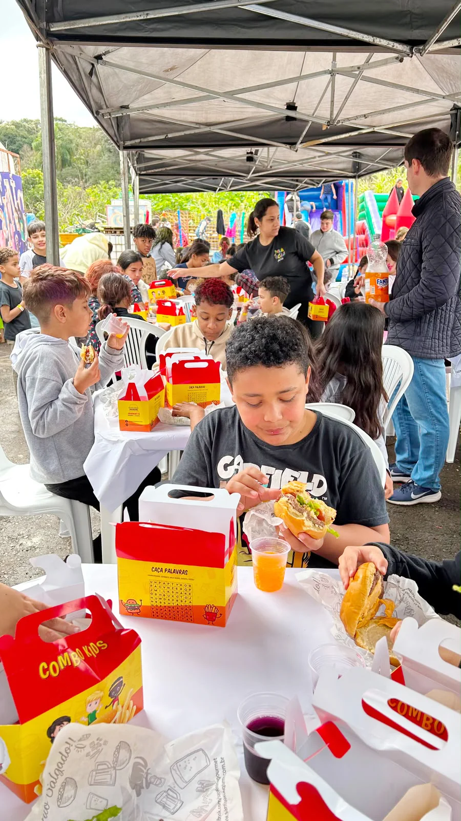 ONG Rolê em Ação oferece 'hamburgada' para duas comunidades carentes ONG Rolê em Ação oferece 'hamburgada' para duas comunidades carentes