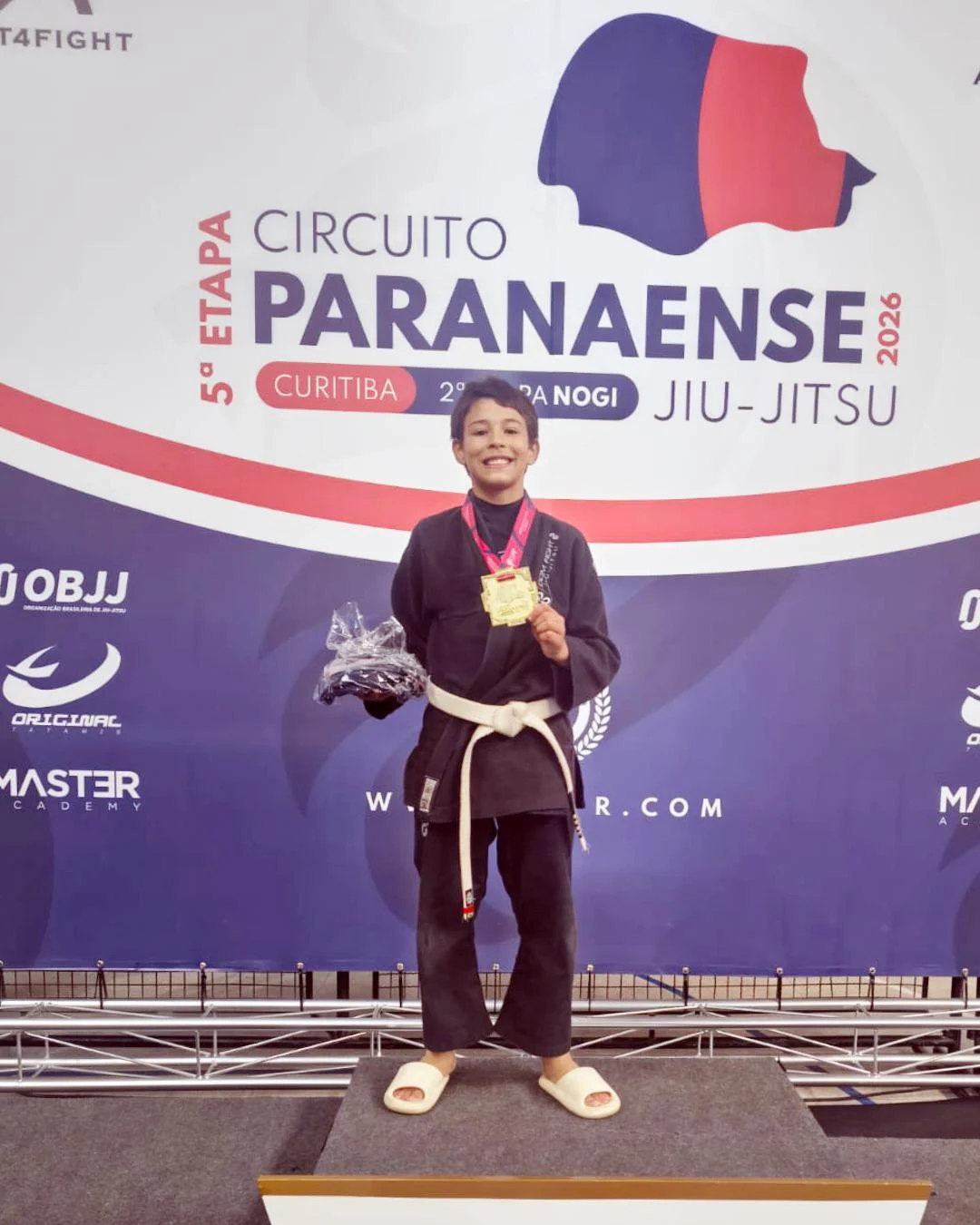 Heitor Paiva Luz conquista ouro no Circuito Paranaense de Jiu-Jitsu