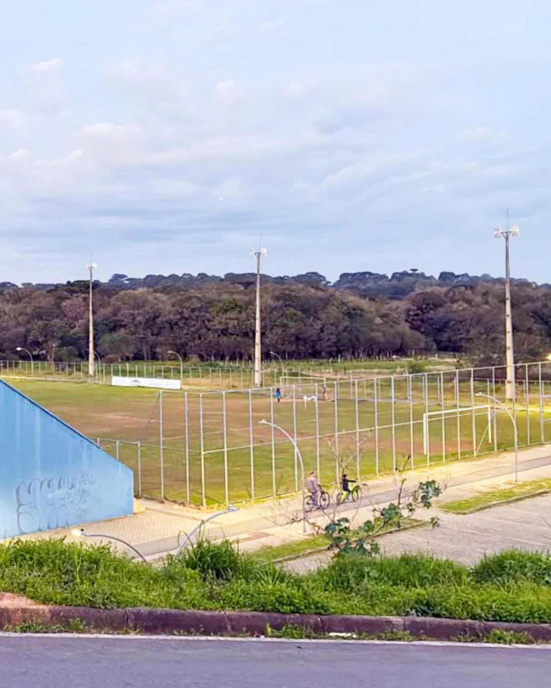 Moradores que utilizam o campo do Tupy pedem iluminação no período noturno