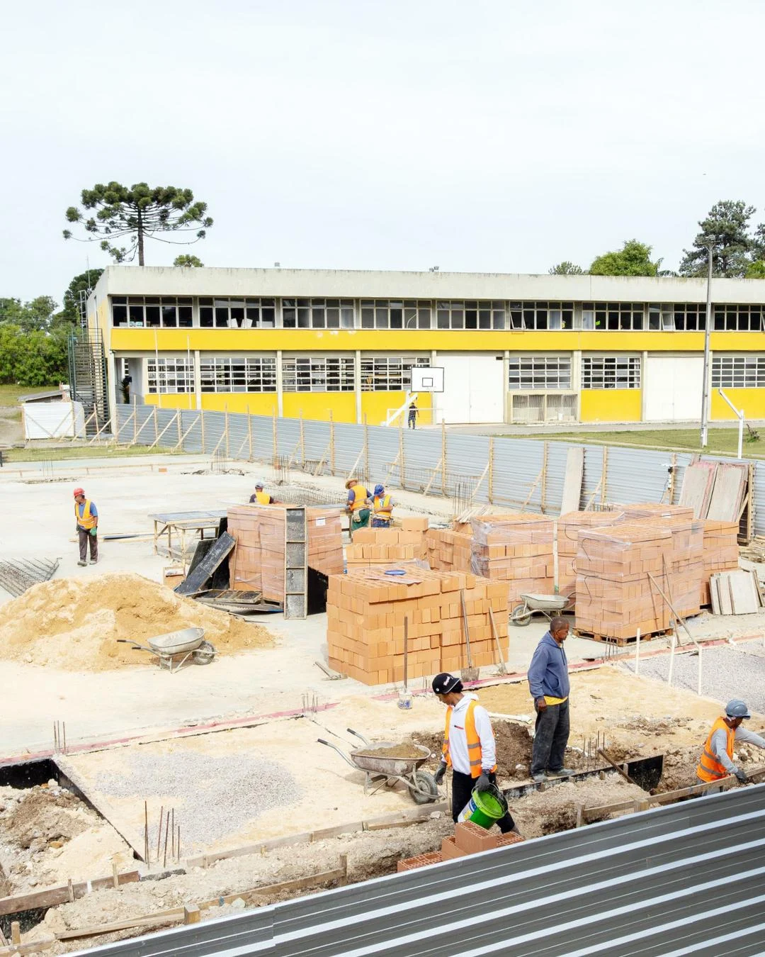 Pais do Colégio Cleide Leni reclamam de transtornos com obras e pedem porteiro permanente