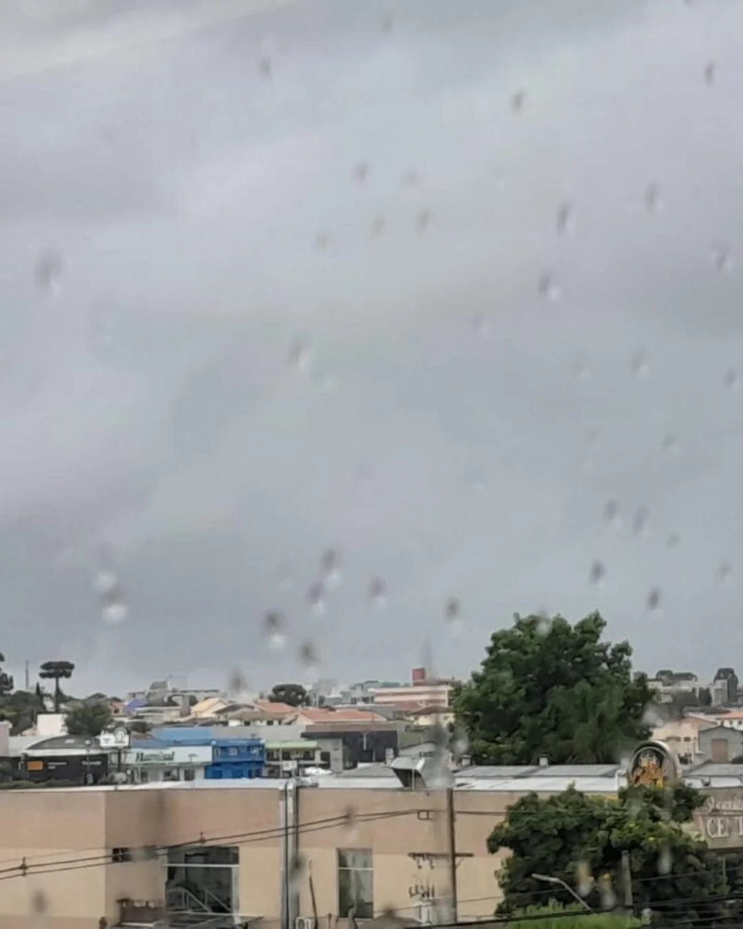 Temperatura aumentará com o passar dos dias e a chuva continuará caindo