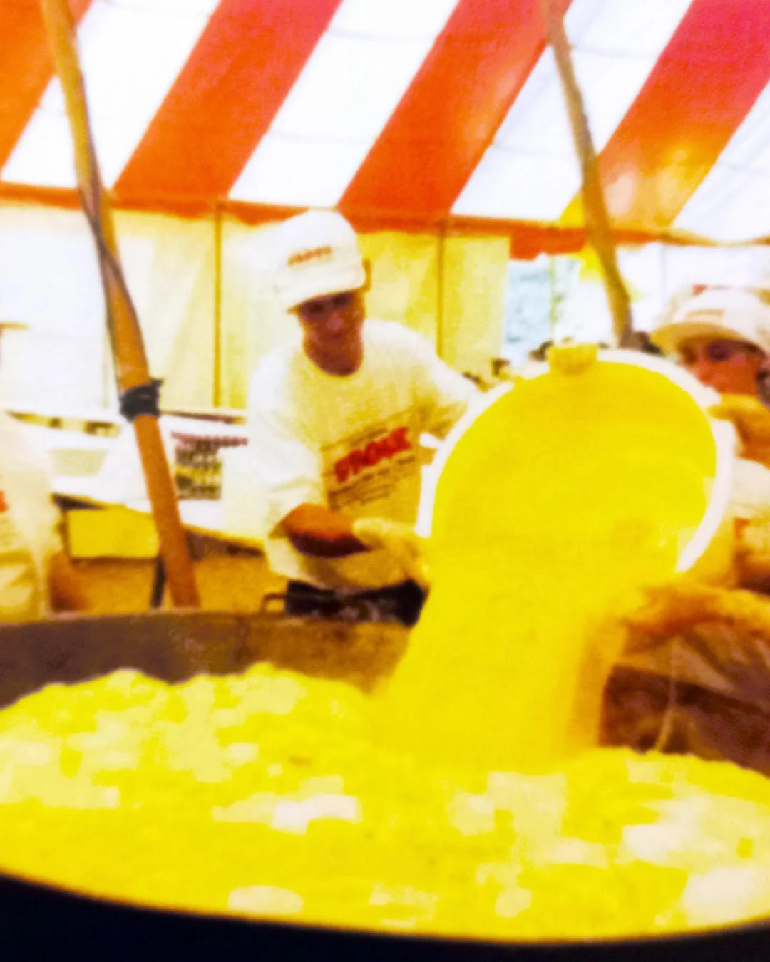 A omelete gigante das festas do pêssego e do ovo