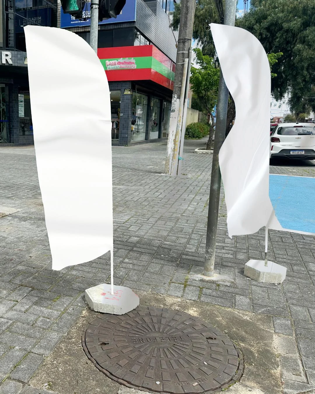 Eleitor pode denunciar situações onde wind banners atrapalham a circulação de pedestres