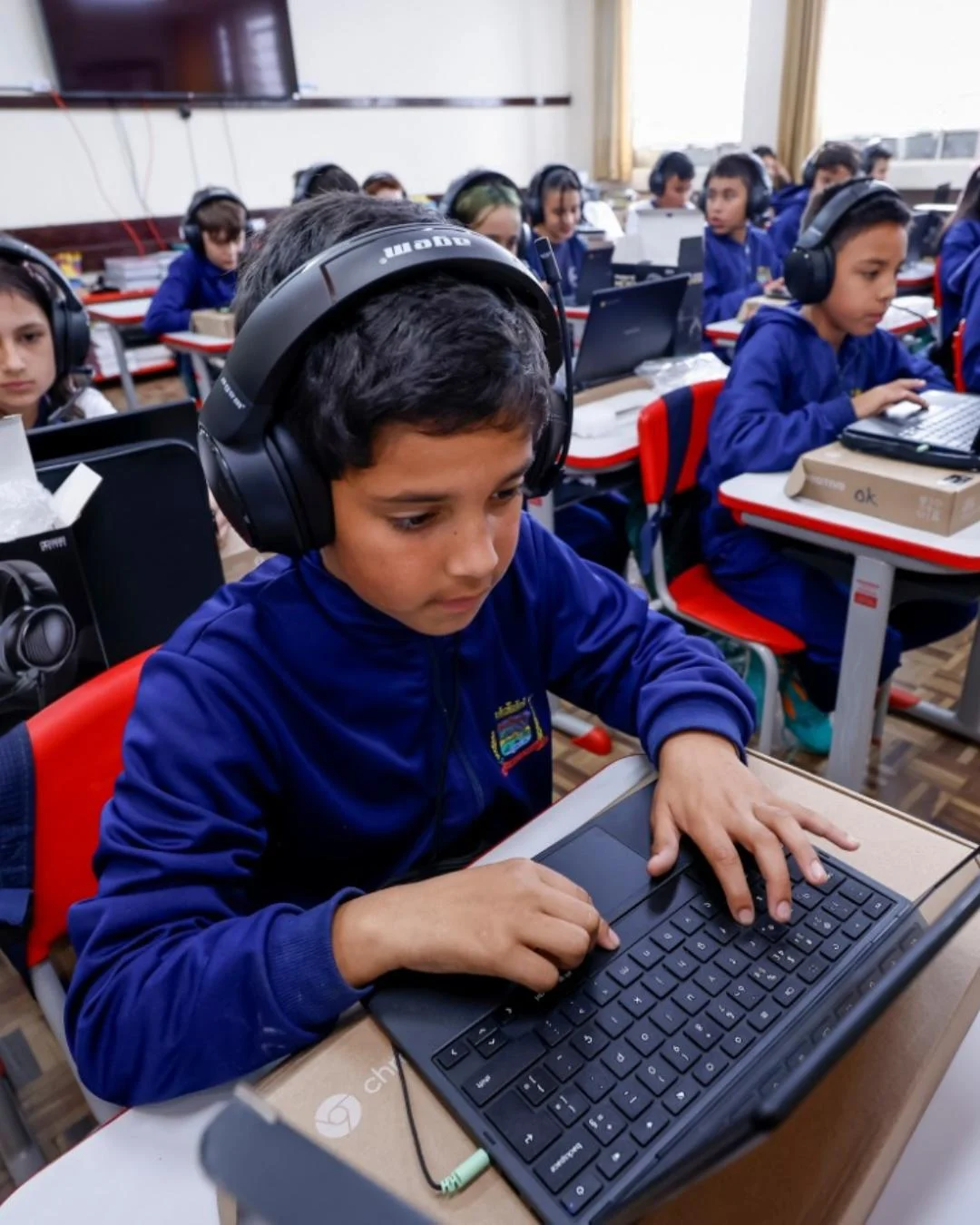 Escola municipal no Iguaçu recebe primeiro kit com 30 chromebooks e headsets para uso pedagógico
