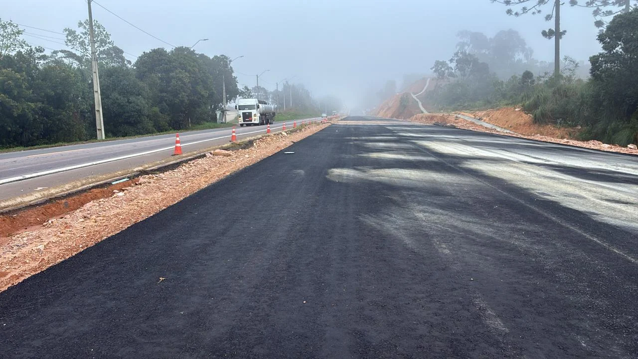 Obras de pavimentação avançam na PR-423 e "manta preta" começa a tomar conta da segunda pista