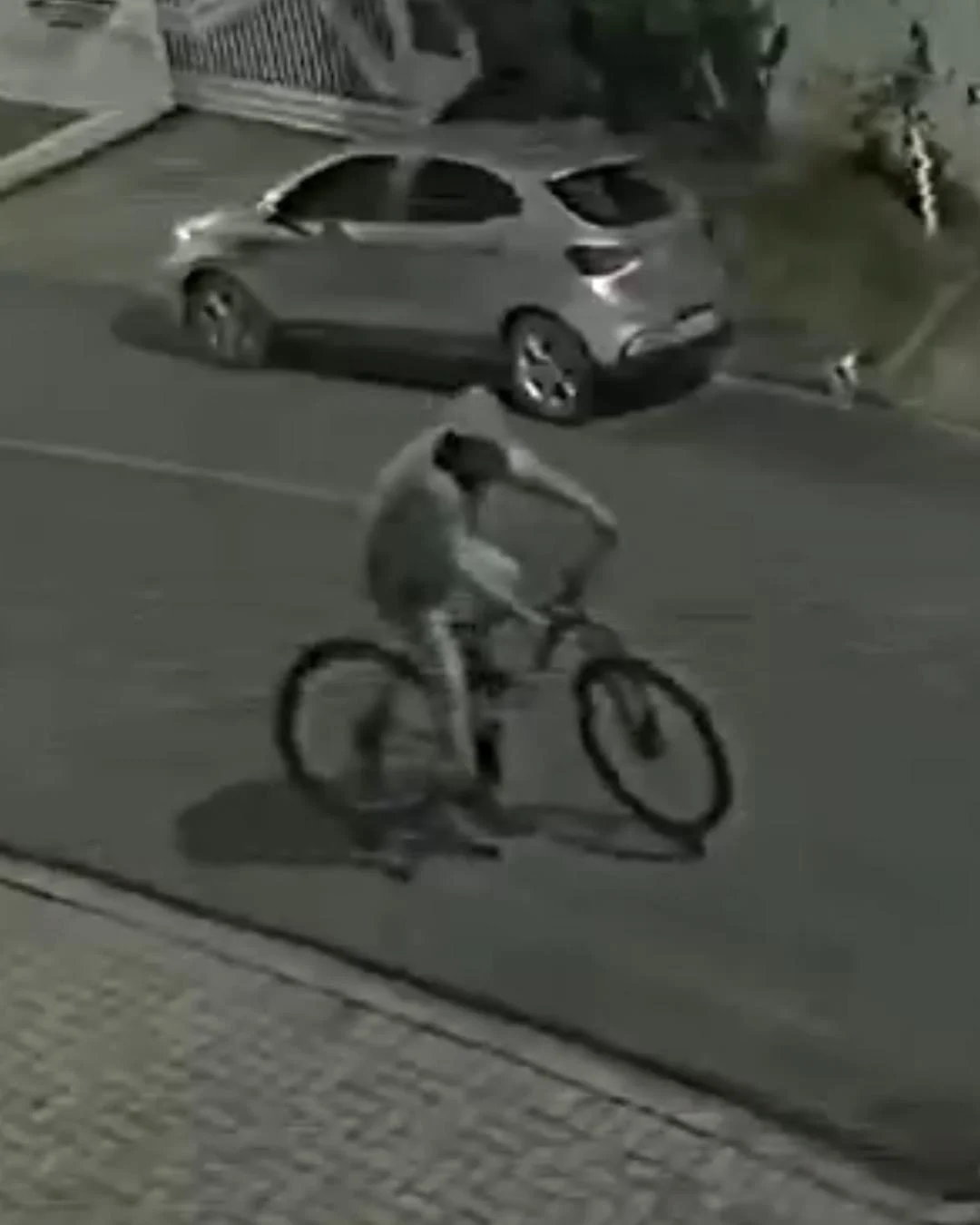 Homem invade condomínio e rouba bicicleta e controle do portão no Cachoeira