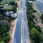 Obras de pavimentação avançam na PR-423 e "manta preta" começa a tomar conta da segunda pista