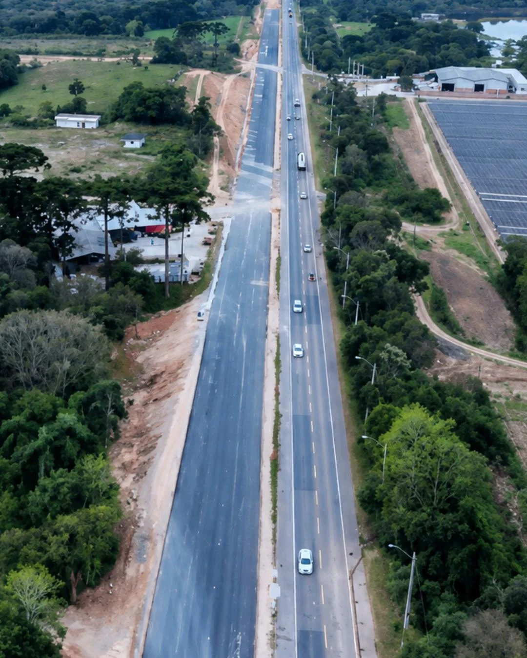 Obras de pavimentação avançam na PR-423 e "manta preta" começa a tomar conta da segunda pista