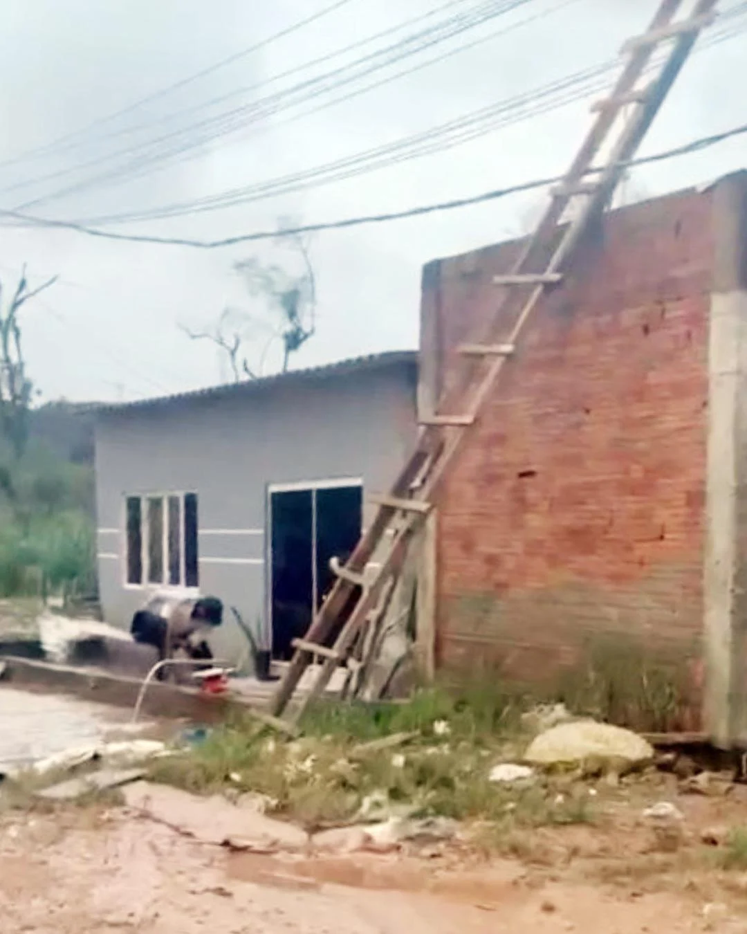 Voluntários se mobilizam para ajudar famílias afetadas pelas enchentes