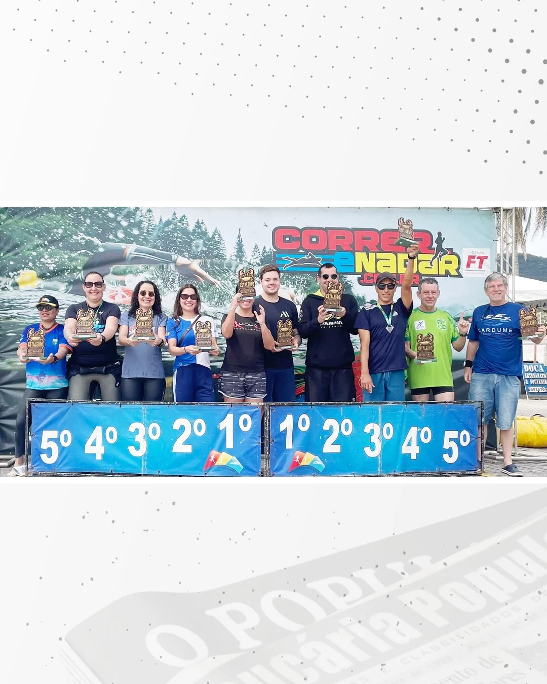 Atletas seguram troféus em pódio com colocações do 1º ao 5º lugar.