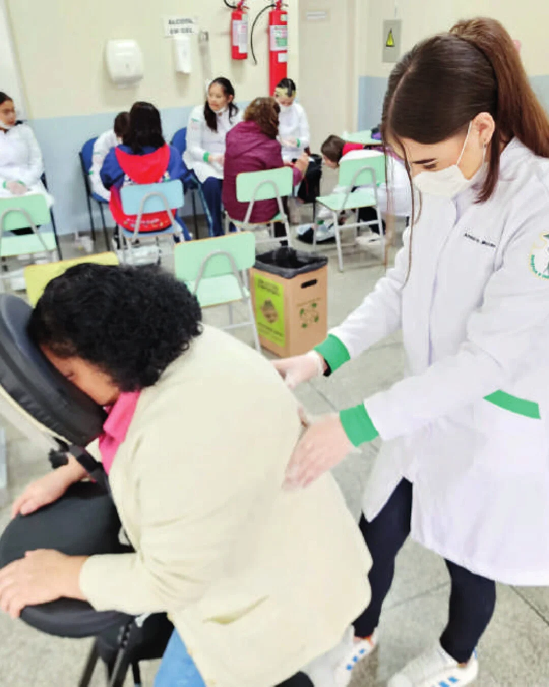 Alunos de Estética do Colégio Estadual Fazenda Velha promovem atendimento humanizado em ação social