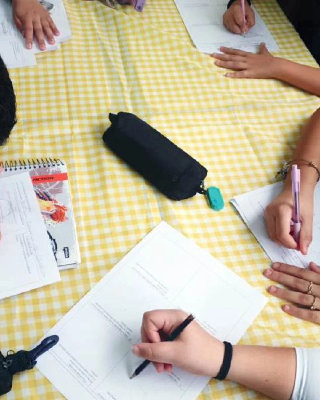 Alunos do Colégio Helena assumem o papel de contadores de histórias para seus próprios pais