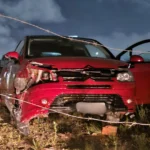 Carro roubado de garagem no Tindiquera é encontrado depenado às margens da BR 376