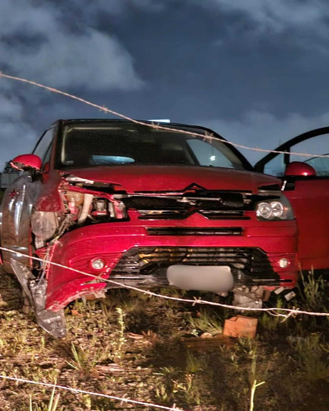 Carro roubado de garagem no Tindiquera é encontrado depenado às margens da BR 376