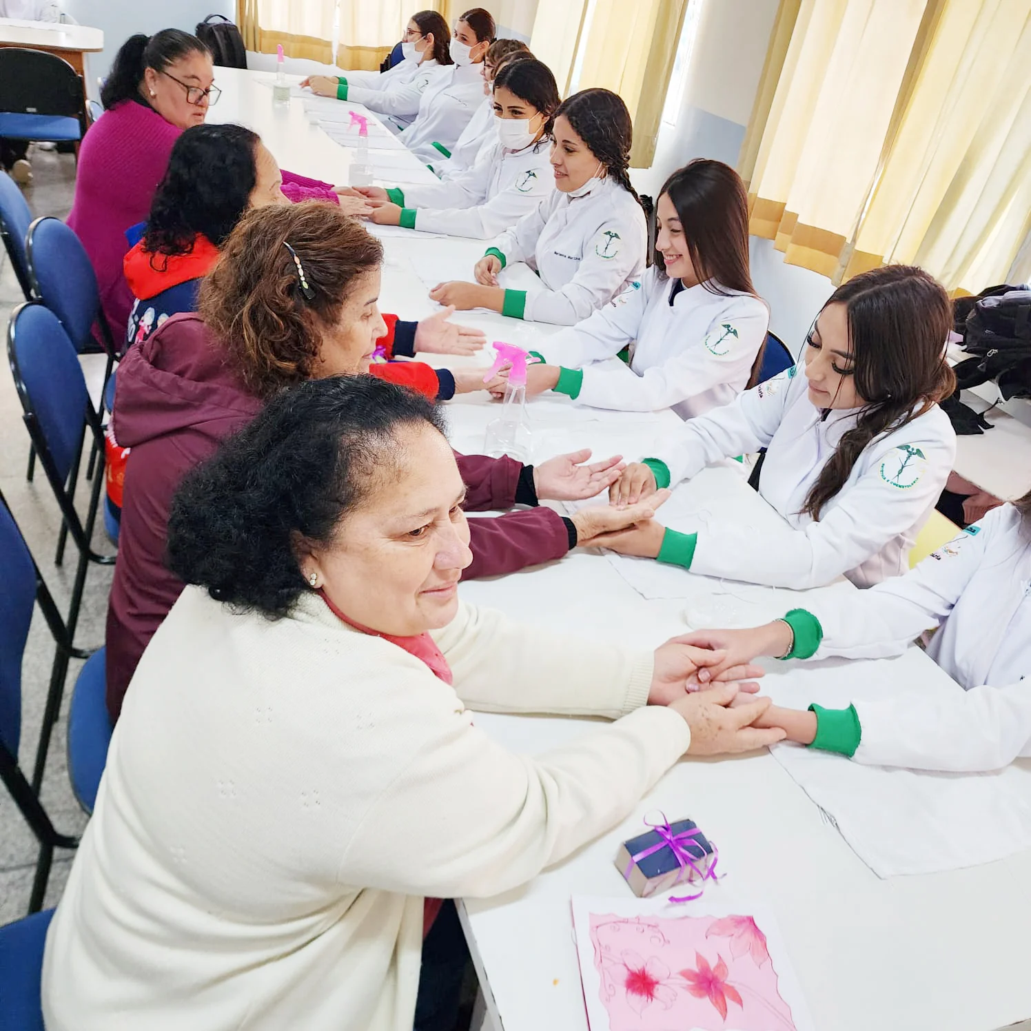 Alunos de Estética do Colégio Estadual Fazenda Velha promovem atendimento humanizado em ação social