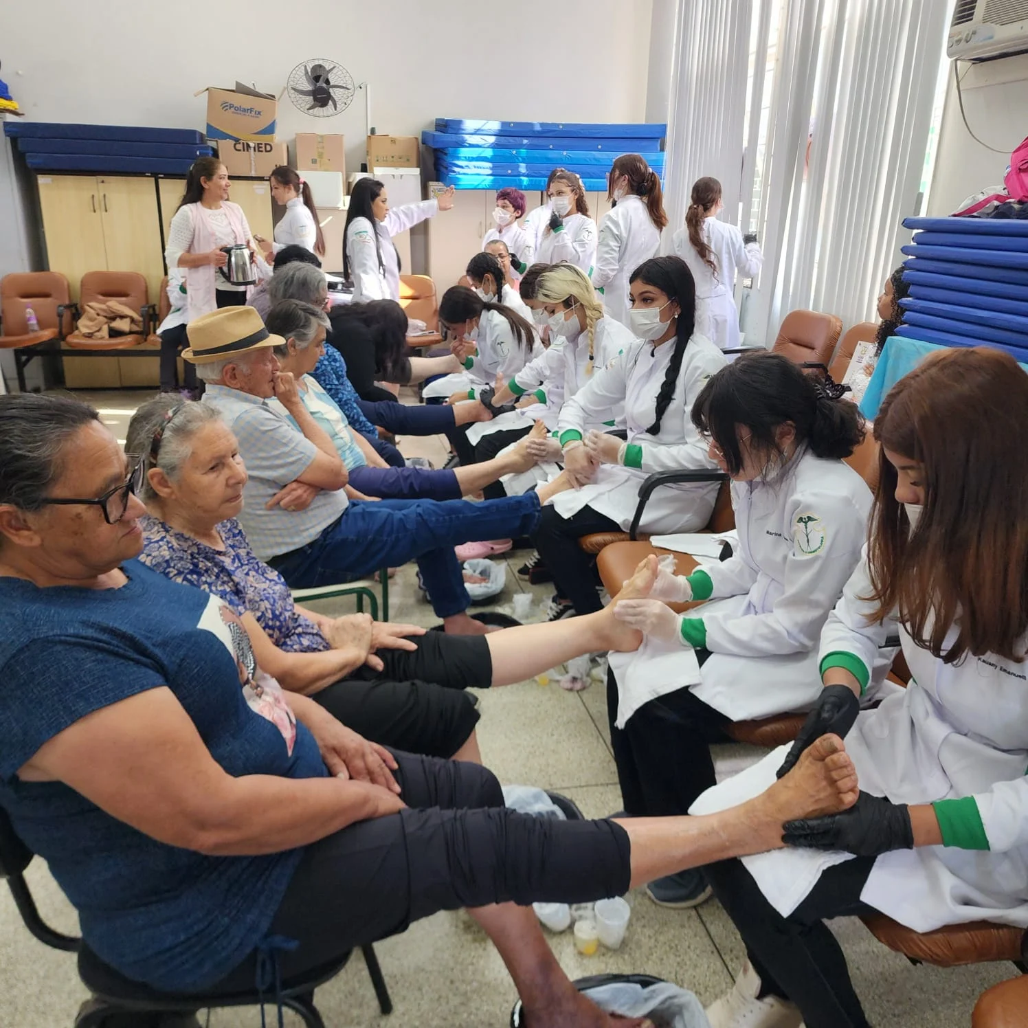 Alunos de Estética do Colégio Estadual Fazenda Velha promovem atendimento humanizado em ação social