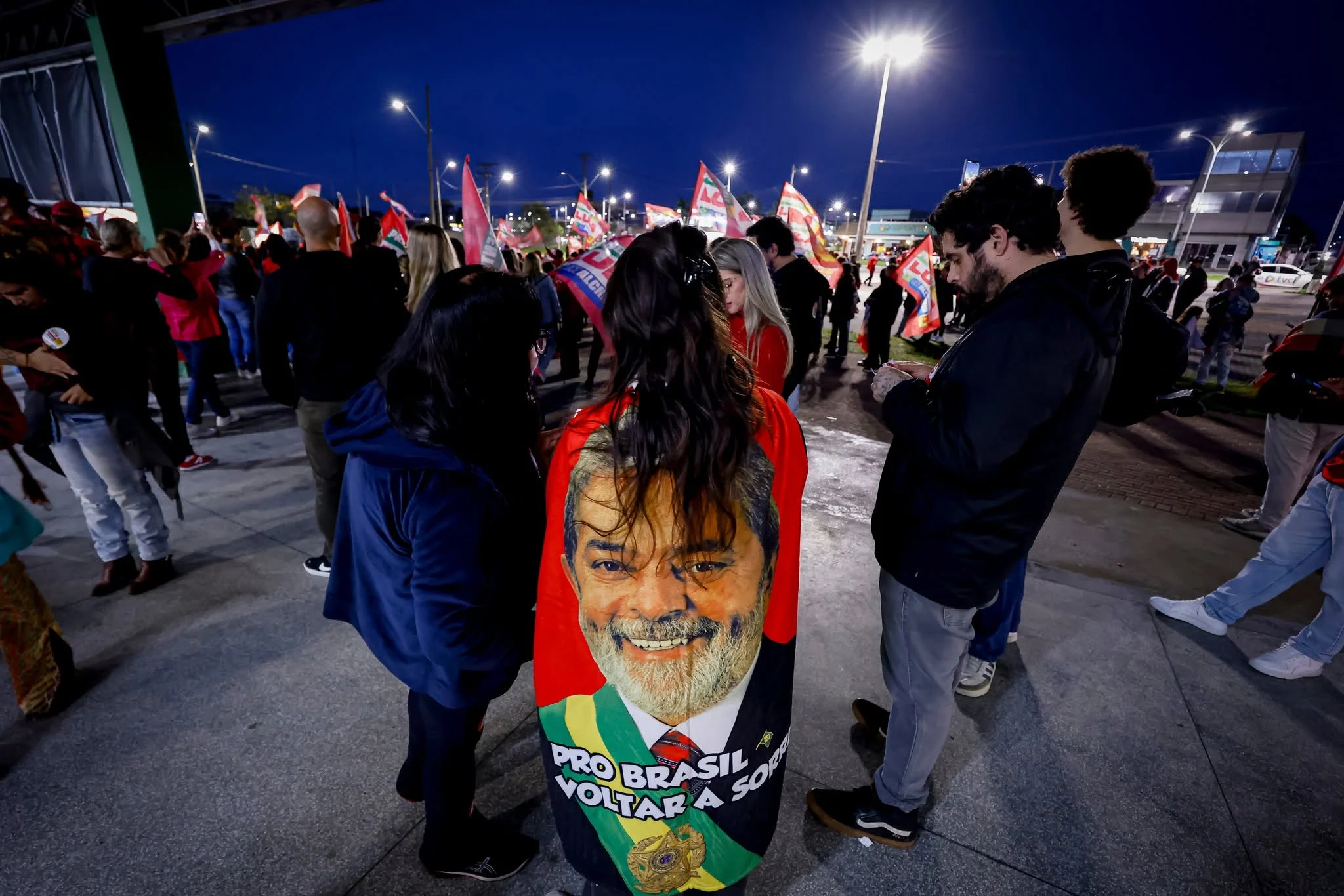 NP: Ato pró-Lula reuniu centenas de pessoas na Praça da Bíblia NP: Ato pró-Lula reuniu centenas de pessoas na Praça da Bíblia