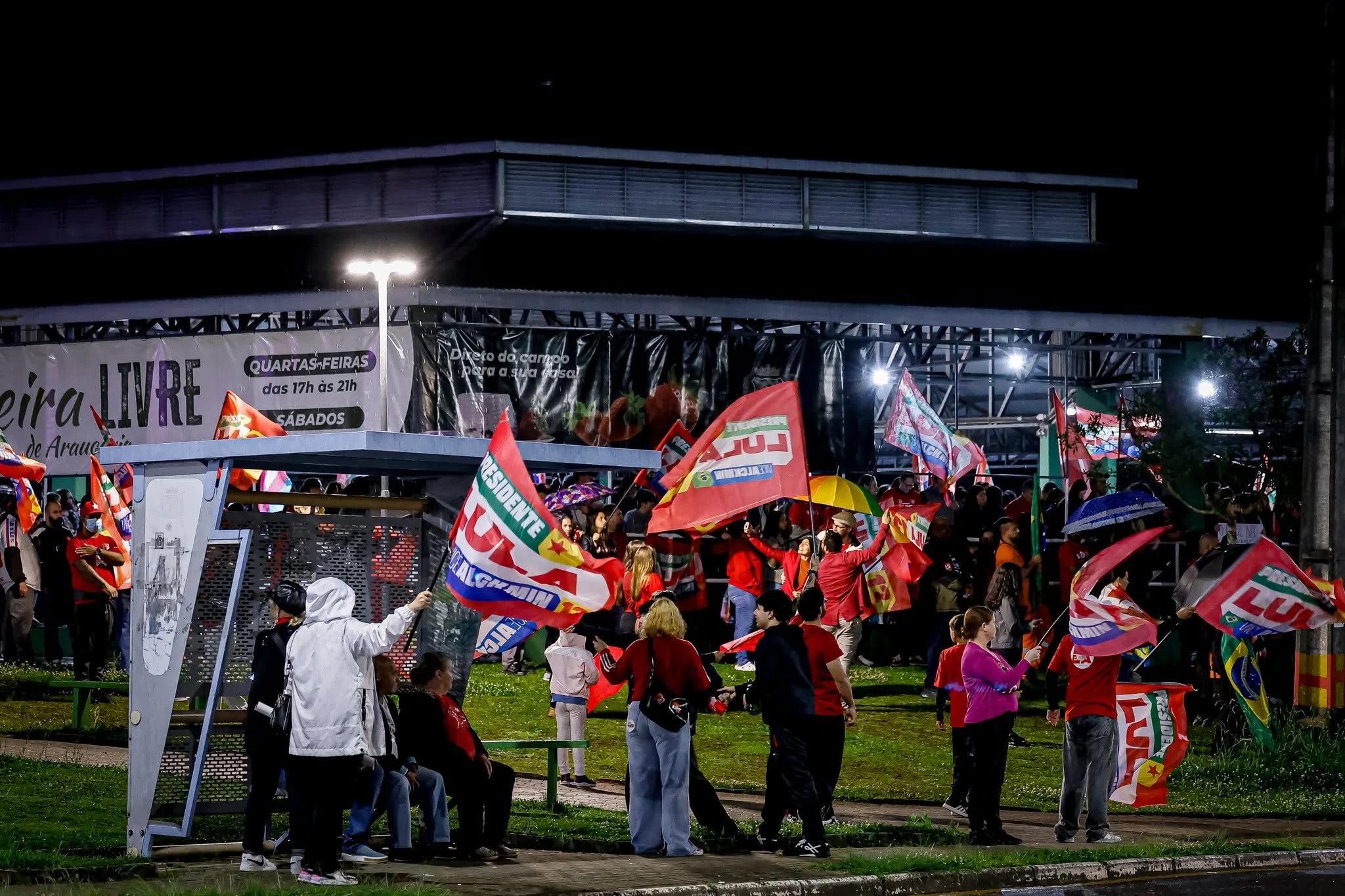 NP: Ato pró-Lula reuniu centenas de pessoas na Praça da Bíblia NP: Ato pró-Lula reuniu centenas de pessoas na Praça da Bíblia