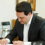 Ratinho Junior assina decreto que estabelece regras da transição para governador eleito