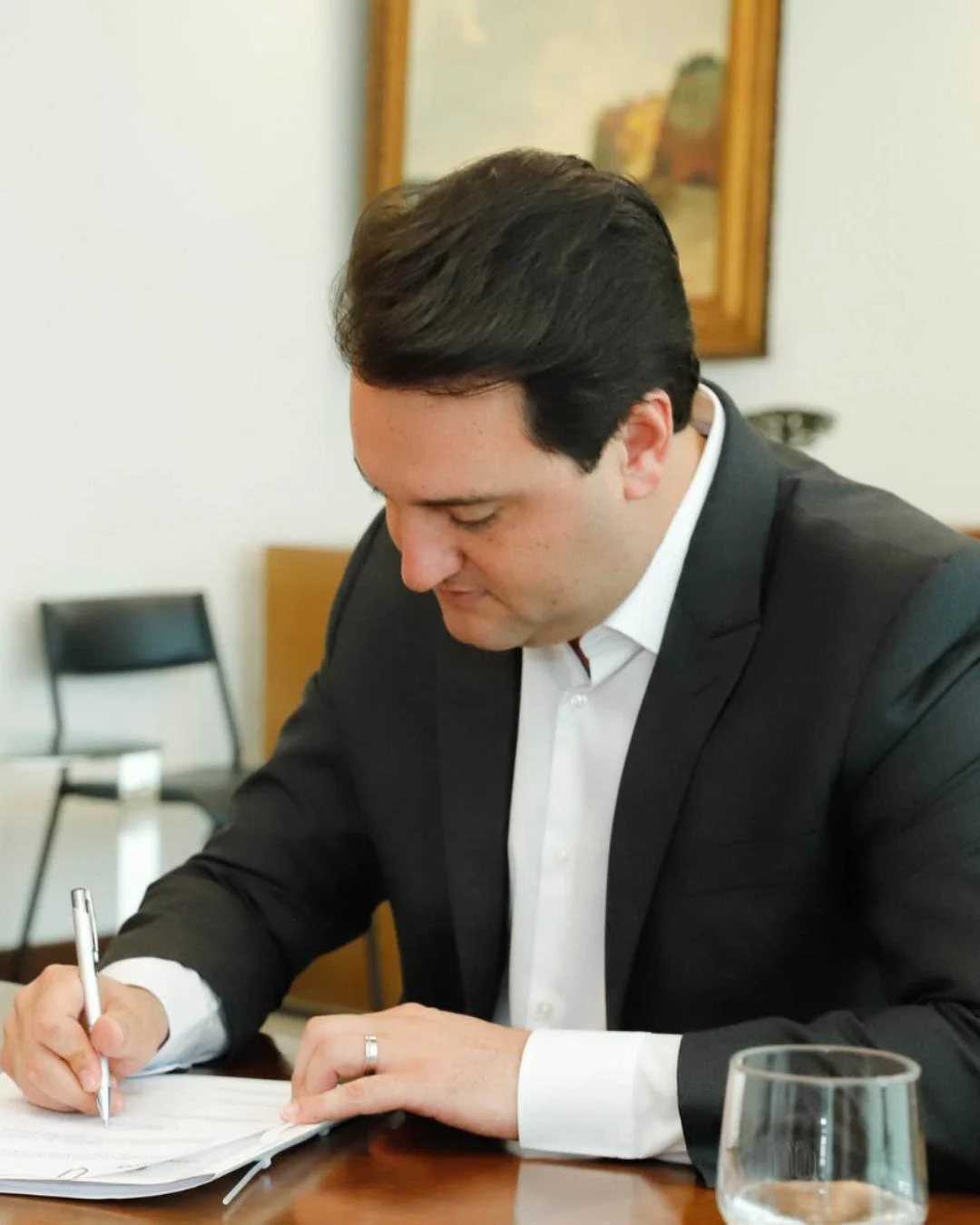 Ratinho Junior assina decreto que estabelece regras da transição para governador eleito